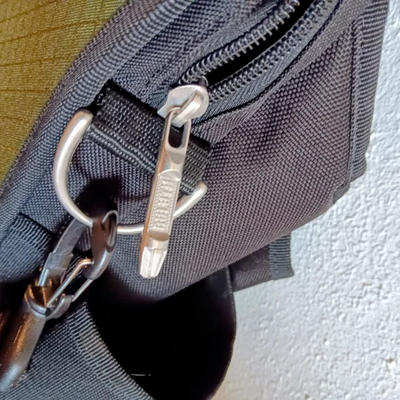 Duluth Trading Company Bag Cab Commander 2 Messenger - Picture 5 of 10